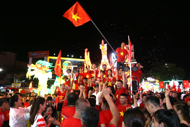 Tại lễ hội năm nay, có trên 100 mô hình đèn trung thu khổng lồ và các đèn trung thu mini tham gia diễn diễu. Trong nhiều năm qua, Lễ hội đã trở thành một sản phẩm du lịch nổi tiếng, đặc sắc của Tuyên Quang, thu hút hàng vạn du khách trong nước và quốc tế mỗi dịp diễn ra.