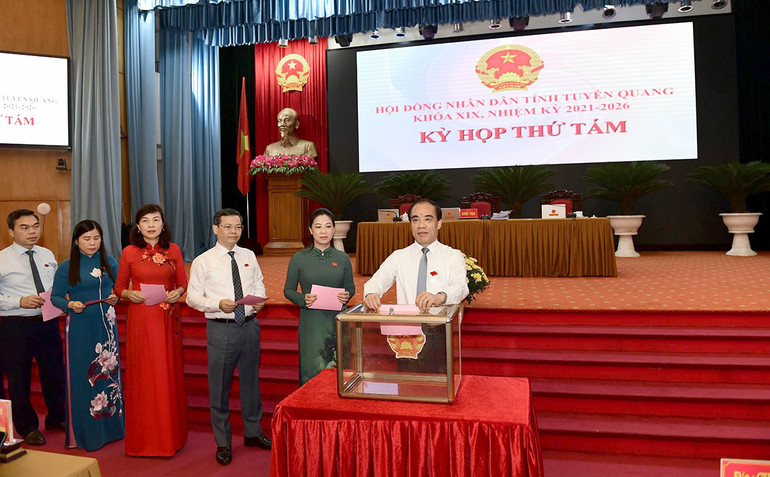 Các đại biểu bỏ phiếu bầu thành viên Ủy ban nhân dân tỉnh.