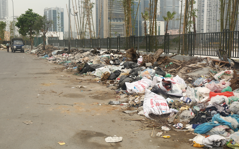 Bãi rác công cộng kéo dài 200m tại phố Duy Tân, quận Cầu Giấy, Hà Nội. (Ảnh: Thu Phương)