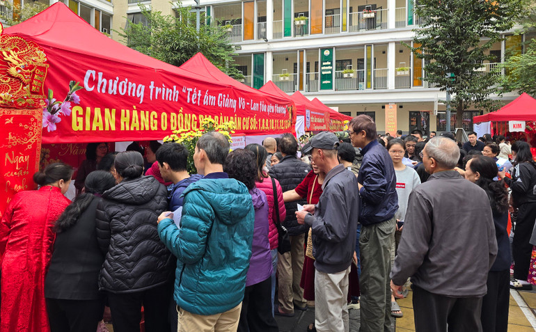 Đông đảo người dân trên địa bàn phường Giảng Võ tham dự chương trình.