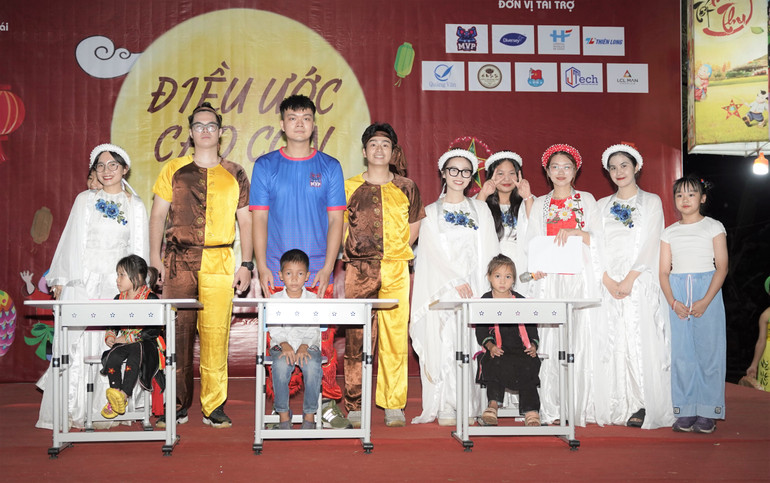 Những chiếc bàn học là điểm tựa cho các em trong hành trình học tập.