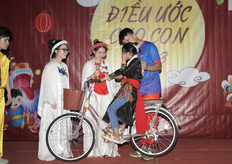 Chiếc xe đạp giúp đường đi học của em Phùng Thị Yến trở nên gần hơn.