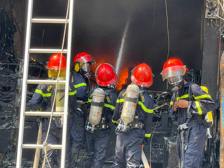 Lực lượng chức năng tham gia ứng cứu tại hiện trường.