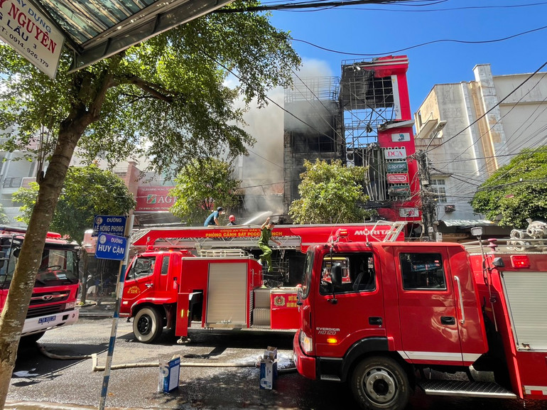 Có khoảng 10 xe chữa cháy được huy động tới hiện trường.