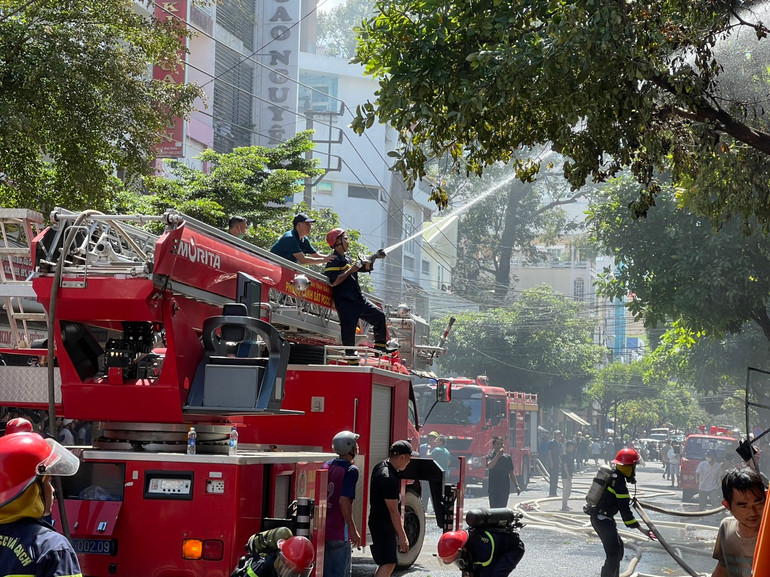 Lực lượng chức năng làm nhiệm vụ chữa cháy.