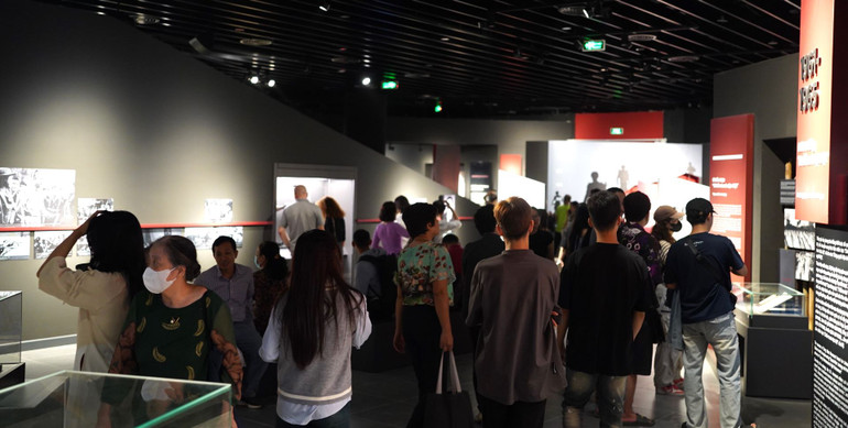 Khung cảnh đông đúc, tấp nập tại từng khu trưng bày không chỉ mang đến trải nghiệm thú vị mà còn góp phần lan tỏa niềm tự hào, ý thức bảo tồn di sản văn hóa quân sự dân tộc.