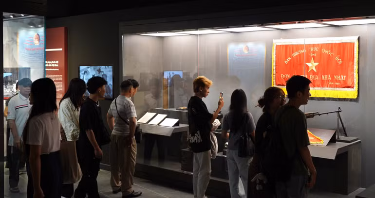 Không gian rộng lớn ở tầng 1 cũng đã đủ để khách tham quan dành ít nhất gần hai tiếng đồng hồ để khám phá kỹ lưỡng từng khu vực trưng bày.