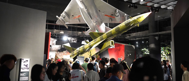 Bên trong tòa nhà chính, bảo tàng như một cuốn sách sống động về lịch sử, với hơn 150.000 hiện vật chia thành 6 chủ đề từ thời kỳ dựng nước đến hiện tại. Một số hiện vật quan trọng như máy bay MiG-21, xe tăng T-54B luôn thu hút sự chú ý của các nhóm khách chăm chú lắng nghe những câu chuyện lịch sử.