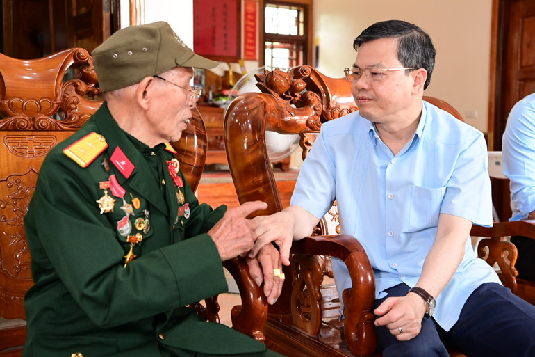 Đồng chí Nguyễn Văn Sơn, Chủ tịch Ủy ban nhân dân tỉnh Tuyên Quang thăm hỏi chiến sĩ Điện Biên Ma Trọng Tiến, xã Hòa Phú, huyện Chiêm Hóa.