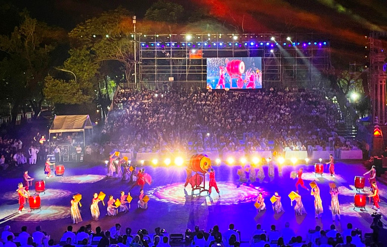 Sân khấu khai mạc Festival nghề truyền thống Huế là một chương trình đa sắc màu, đa cung bậc và đa phong cách, tạo nên một lễ hội thực thụ.