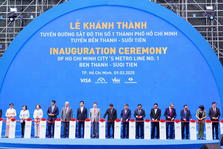 Phó Bí thư thường trực Thành ủy Thành phố Hồ Chí Minh Nguyễn Thanh Nghị cùng Thứ trưởng Bộ Ngoại giao Nhật Bản bắt đầu hành trình từ ga Bến Thành đến Suối Tiên. Phó Bí thư thường trực Thành ủy Thành phố Hồ Chí Minh Nguyễn Thanh Nghị cùng Thứ trưởng Bộ Ngoại giao Nhật Bản bắt đầu hành trình từ ga Bến Thành đến Suối Tiên.