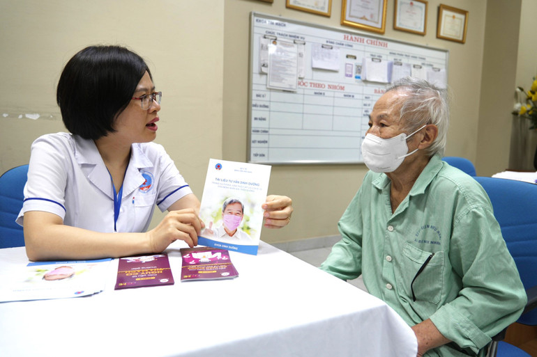 Tại Việt Nam, tỷ lệ người cao tuổi cũng đang tăng nhanh chóng.