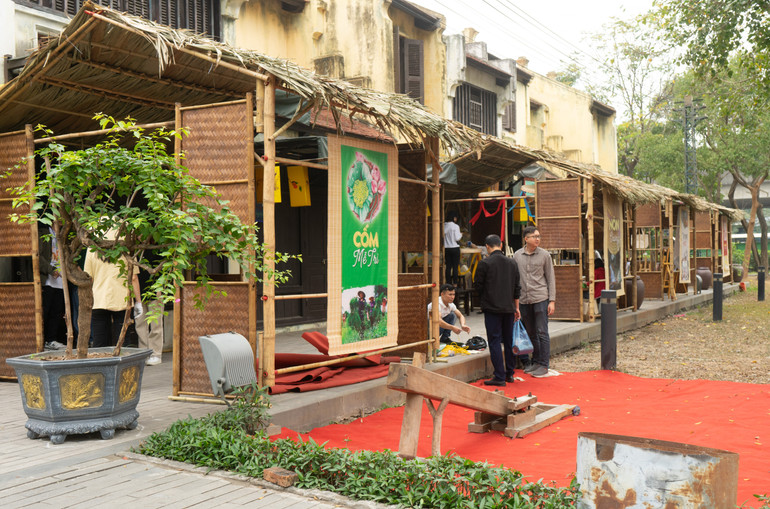 Các quầy sản phẩm đặc trưng của Hà Nội được trưng bày tại Hội báo.