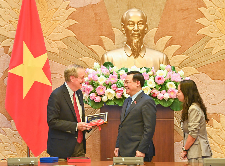 Chủ tịch Quốc hội Vương Đình Huệ tặng quà lưu niệm cho Đoàn Nghị sĩ Quốc hội Hoa Kỳ.