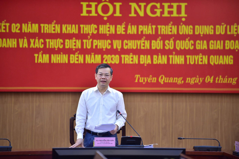 Đồng chí Nguyễn Văn Sơn, Chủ tịch Ủy ban nhân dân tỉnh Tuyên Quang phát biểu tại hội nghị.