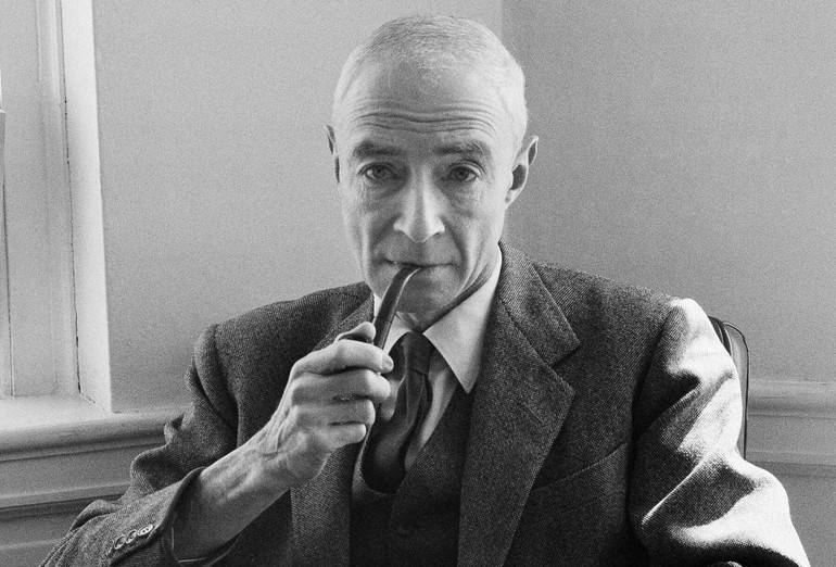 Oppenheimer ngoài đời thực. (Ảnh: Eddie Adams/Associated Press) Oppenheimer ngoài đời thực. (Ảnh: Eddie Adams/Associated Press)