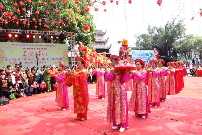 Lễ tế tại đền Hạ.