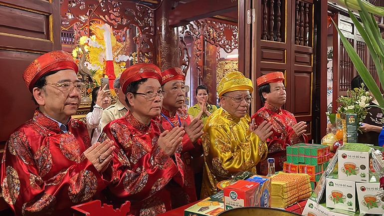 Lễ dâng hương được tổ chức trang trọng trong Đền thờ Quốc Tổ Lạc Long Quân. Lễ dâng hương được tổ chức trang trọng trong Đền thờ Quốc Tổ Lạc Long Quân.