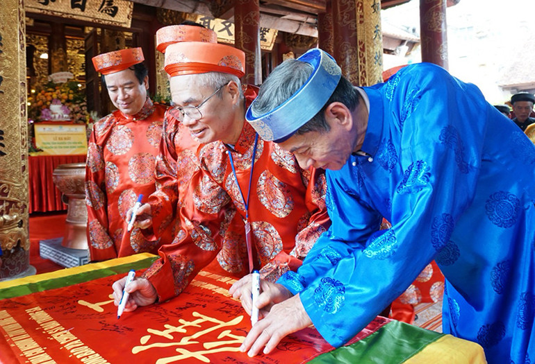 Các đại biểu ký tên vào lá cờ trước khi ủy nhiệm cho TS Tô Hoài Nam mang tới Trường Sa. Các đại biểu ký tên vào lá cờ trước khi ủy nhiệm cho TS Tô Hoài Nam mang tới Trường Sa.