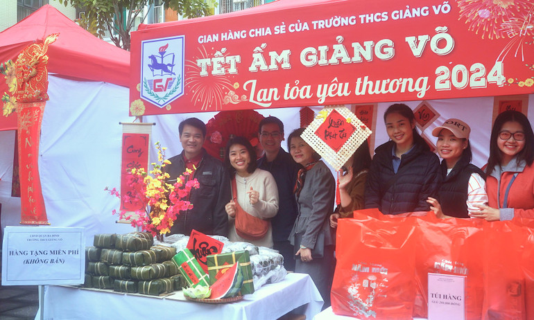 Trường THCS Giảng Võ tham gia tặng 35 phần quà trị giá 200.000 đồng/túi và 100 chiếc bánh chưng tại hội chợ.