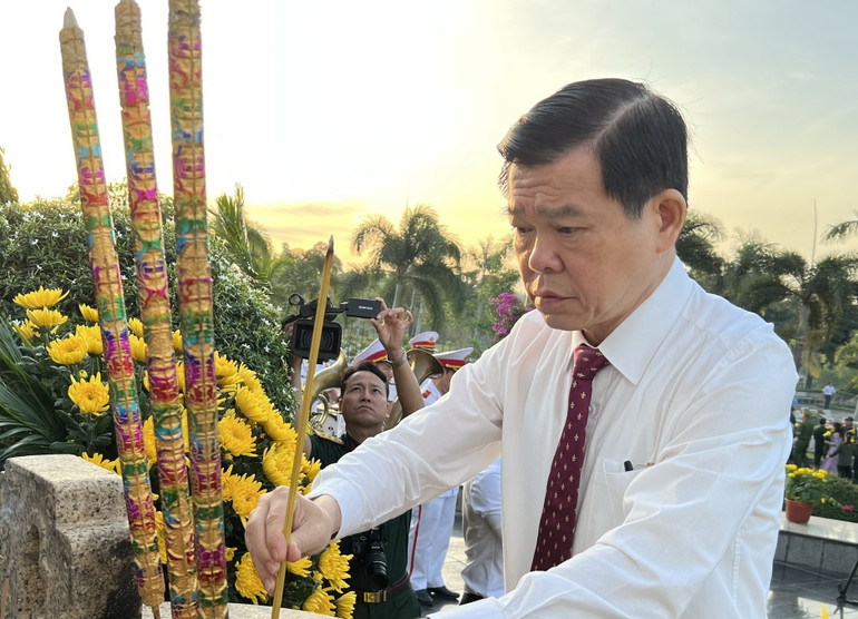 Bí thư Tỉnh ủy Đồng Nai Nguyễn Hồng Lĩnh dâng hương tại Nghĩa trang liệt sĩ tỉnh.