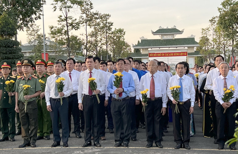 Đoàn lãnh đạo tỉnh Đồng Nai dâng hương tại Nghĩa trang liệt sĩ tỉnh.