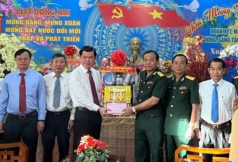 Đoàn lãnh đạo tỉnh Đồng Nai thăm, động viên lực lượng Bộ Chỉ huy Quân sự tỉnh ứng trực, bảo đảm an ninh trật tự Tết Nguyên đán Quý Mão.