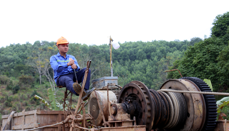 Công nhân Công ty Cổ phần Tập đoàn Đèo Cả vận hành máy khoan nhồi trụ cầu.