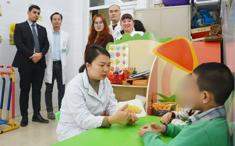 Cần kết hợp nhiều phương pháp để trị liệu cho trẻ tự kỷ.