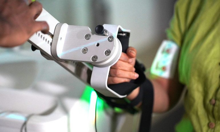 Nhờ việc kiểm tra chi tiết thông số của từng bệnh nhân, hệ thống sẽ biết được chi tiết bệnh nhân yếu ở cơ bắp nào và “may đo” các bài tập phục hồi cụ thể.