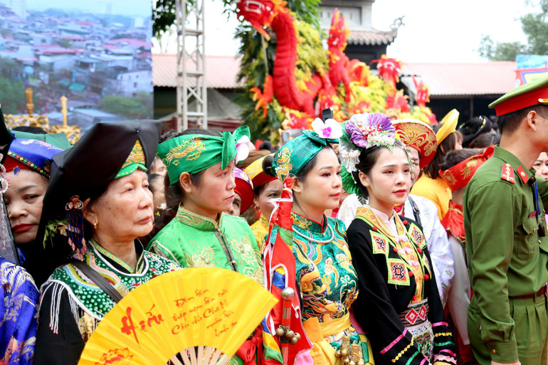 Các cô đồng lớn tuổi truyền kinh nghiệm cho những người trẻ khi tham gia lễ.