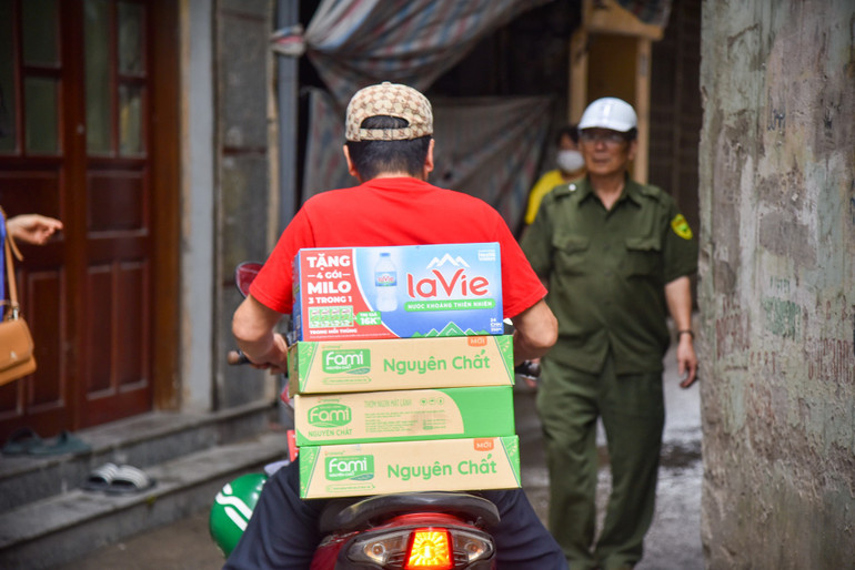 Những chiếc xe máy "thồ" nước, sữa tới gần hiện trường vụ việc.