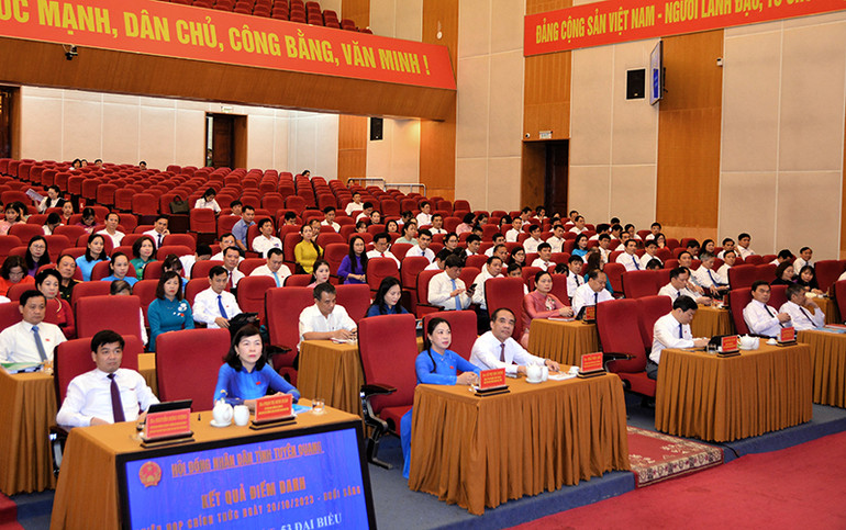 Các đại biểu tham dự kỳ họp.