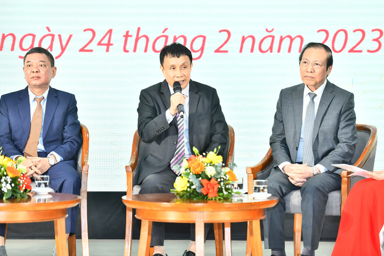 GS.TS, Thầy thuốc nhân dân Phạm Như Hiệp, Giám đốc Bệnh viện Trung ương Huế chia sẻ tại phiên tọa đàm chủ đề “Y tế vượt khó”. GS.TS, Thầy thuốc nhân dân Phạm Như Hiệp, Giám đốc Bệnh viện Trung ương Huế chia sẻ tại phiên tọa đàm chủ đề “Y tế vượt khó”.