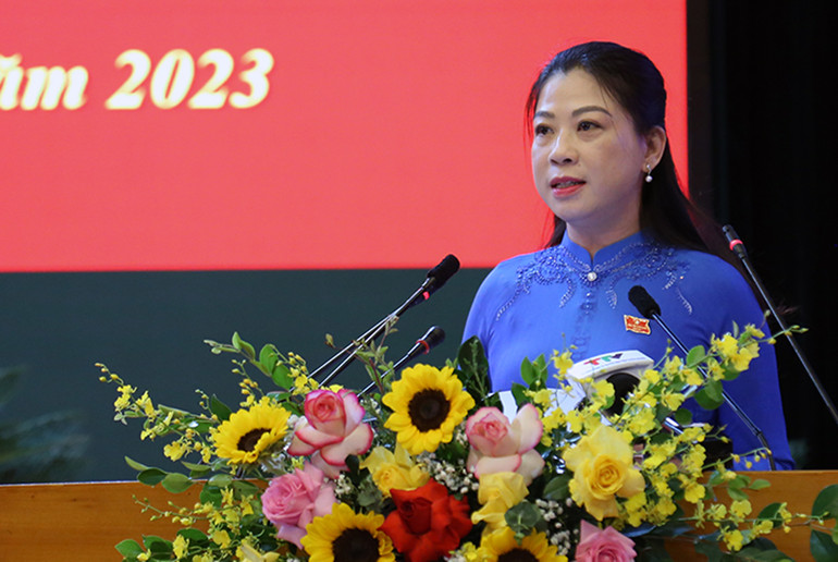 Đồng chí Lê Thị Kim Dung, Phó Bí thư Thường trực Tỉnh ủy, Chủ tịch Hội đồng nhân dân tỉnh Tuyên Quang phát biểu tại kỳ họp.