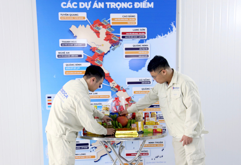 Cán bộ, công nhân ở lại công trường thi công với đầy đủ bánh kẹo và các loại nhu yếu phẩm đón Tết.