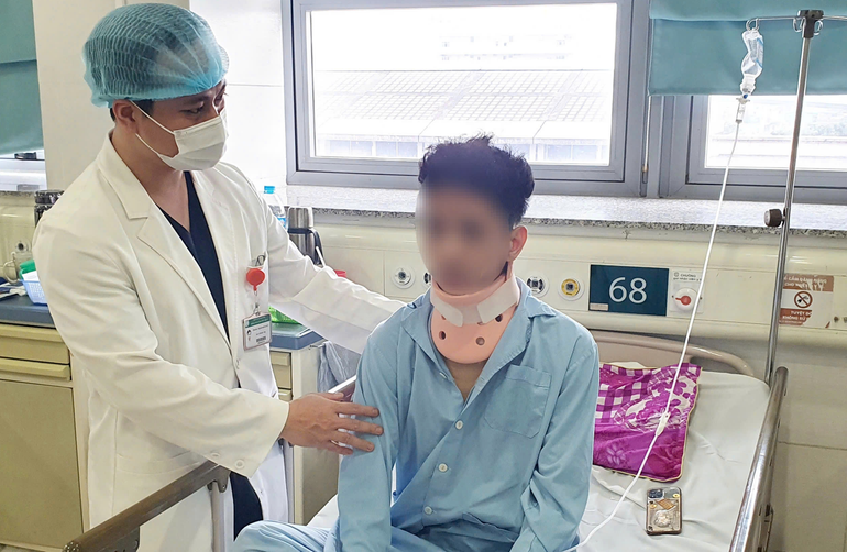 Người bệnh sau 1 ngày phẫu thuật có thể ngồi dậy, đi lại và ăn uống bình thường.