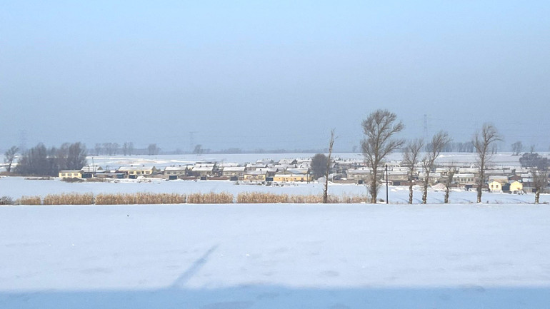 Ngôi làng bao quanh bởi những lớp tuyết được đắp lên nhau từng ngày. Ngôi làng bao quanh bởi những lớp tuyết được đắp lên nhau từng ngày.