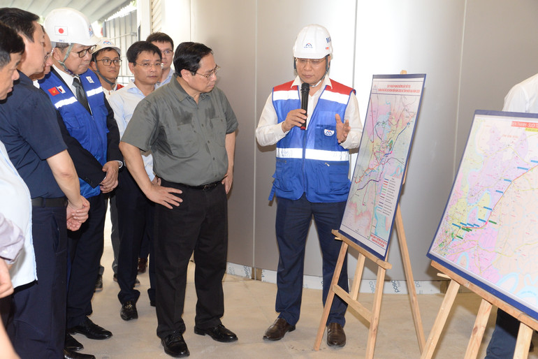 Thủ tướng Phạm Minh Chính nghe các đơn vị báo cáo về tiến độ dự án Metro 1 Bến Thành-Suối Tiên tại Ga Rạch Chiếc.