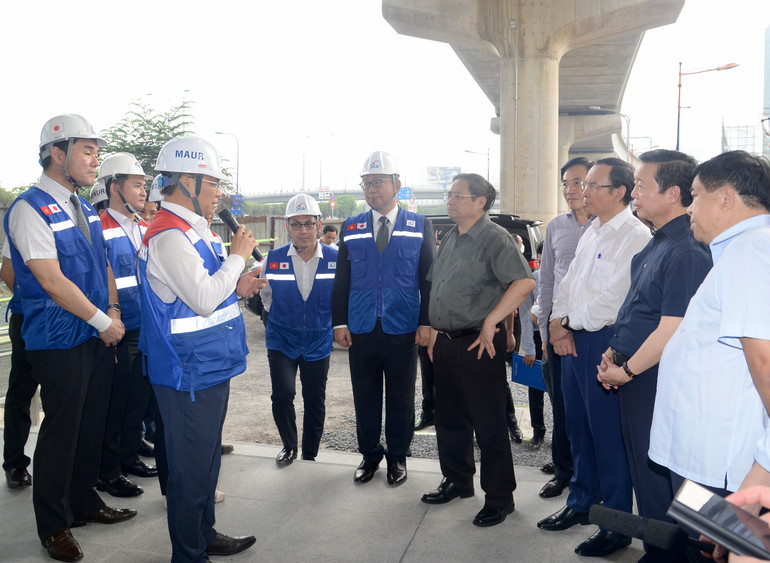 Thủ tướng Phạm Minh Chính nghe các đơn vị báo cáo về tiến độ dự án Metro 1 Bến Thành-Suối Tiên tại Ga Rạch Chiếc.
