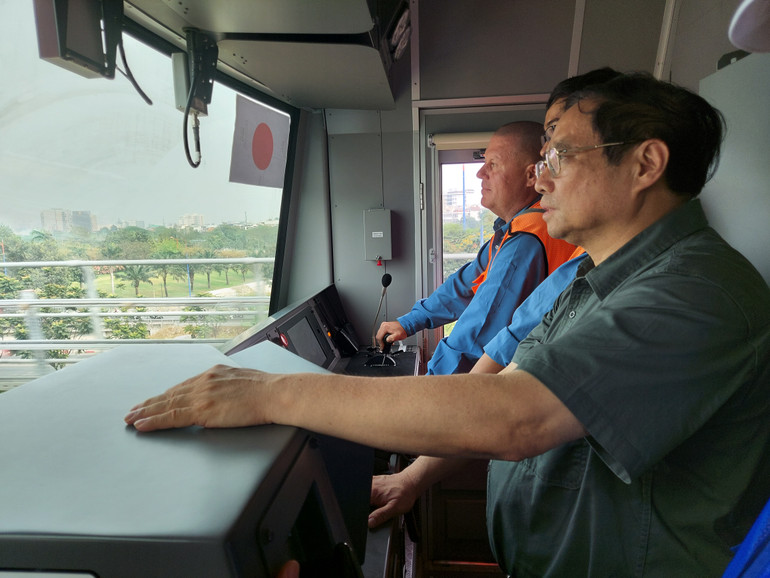 Thủ tướng Phạm Minh Chính trải nghiệm chạy tàu tuyến Metro 1 trong buồng lái.