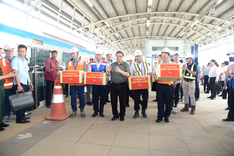 Thủ tướng Phạm Minh Chính tặng quà động viên các đơn vị đang thi công tuyến Metro 1 Bến Thành-Suối Tiên.