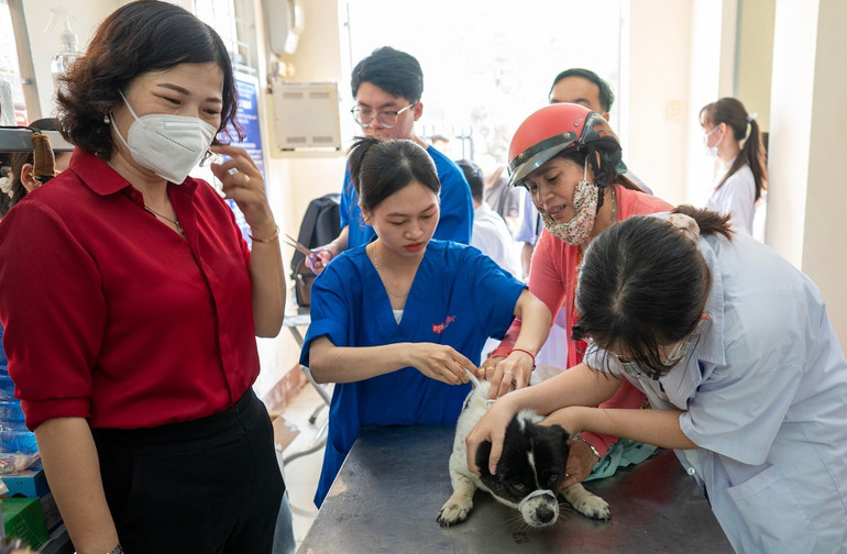 Người dân mang chó đến tiêm phòng dại ngay sau Lễ phát động chương trình “tiêm phòng dại vì cộng đồng năm 2023” tại huyện.