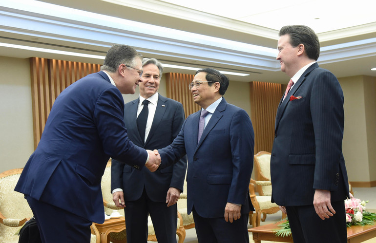 Thủ tướng Phạm Minh Chính đón các thành viên trong đoàn đi cùng Bộ trưởng Ngoại giao Hoa Kỳ.