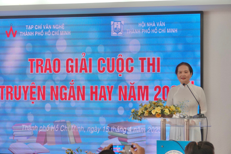 Nhà văn Bích Ngân- Chủ tịch Hội Nhà văn Thành phố Hồ Chí Minh phát biểu tại buổi lễ trao giải.