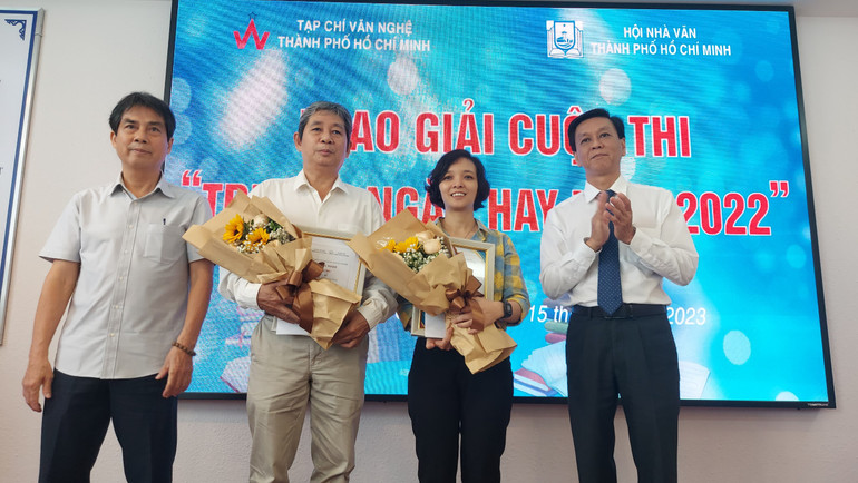 Các đại biểu trao giải Nhì cho hai tác giả đoạt giải.