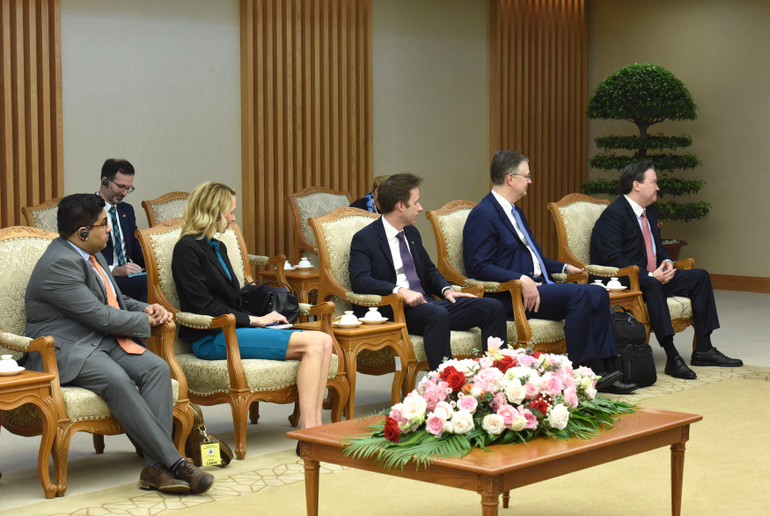 Đại sứ Hoa Kỳ tại Việt Nam Marc Knapper và các thành viên trong đoàn tại buổi tiếp.