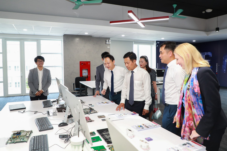 PGS.TS Phạm Bảo Sơn, Phó giám đốc Đại học Quốc gia Hà Nội cùng đại diện đối tác RMIT tham quan trung tâm.