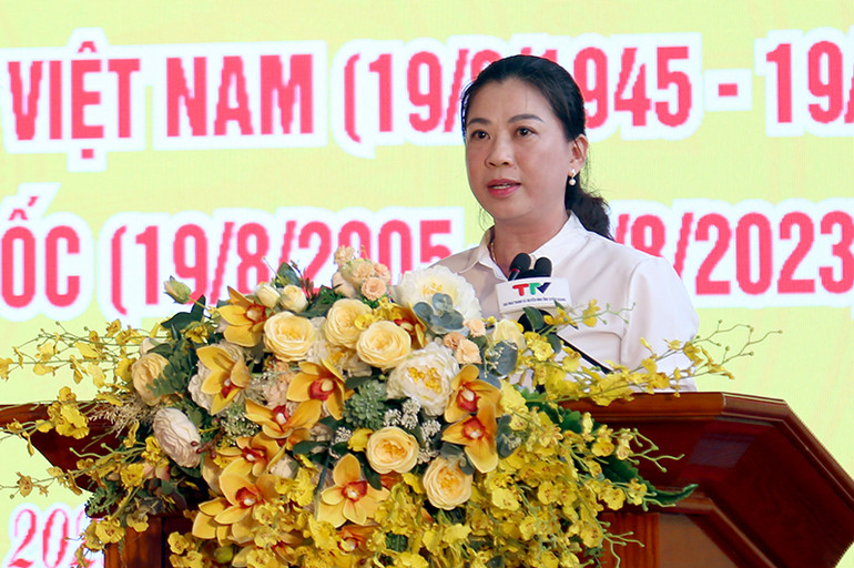 Đồng chí Lê Thị Kim Dung, Phó Bí thư thường trực Tỉnh ủy, Chủ tịch Hội đồng nhân dân tỉnh phát biểu tại buổi gặp mặt.