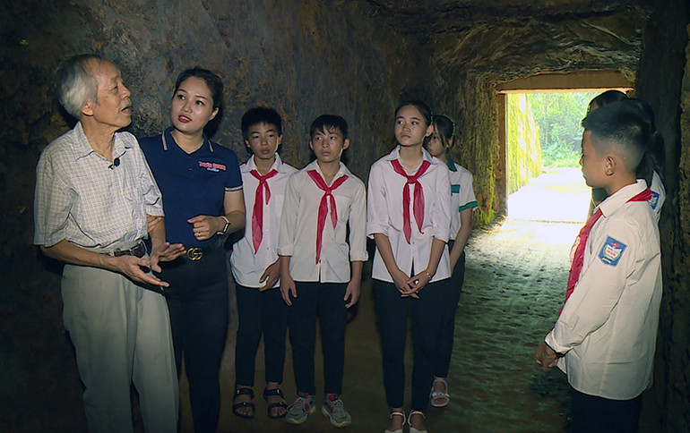 Nhà văn Phù Ninh kể lại những sự kiện lịch sử tại Hầm an toàn của Trung ương Đảng ở thôn Khuôn Điển, xã Kim Quan cho các cháu học sinh.